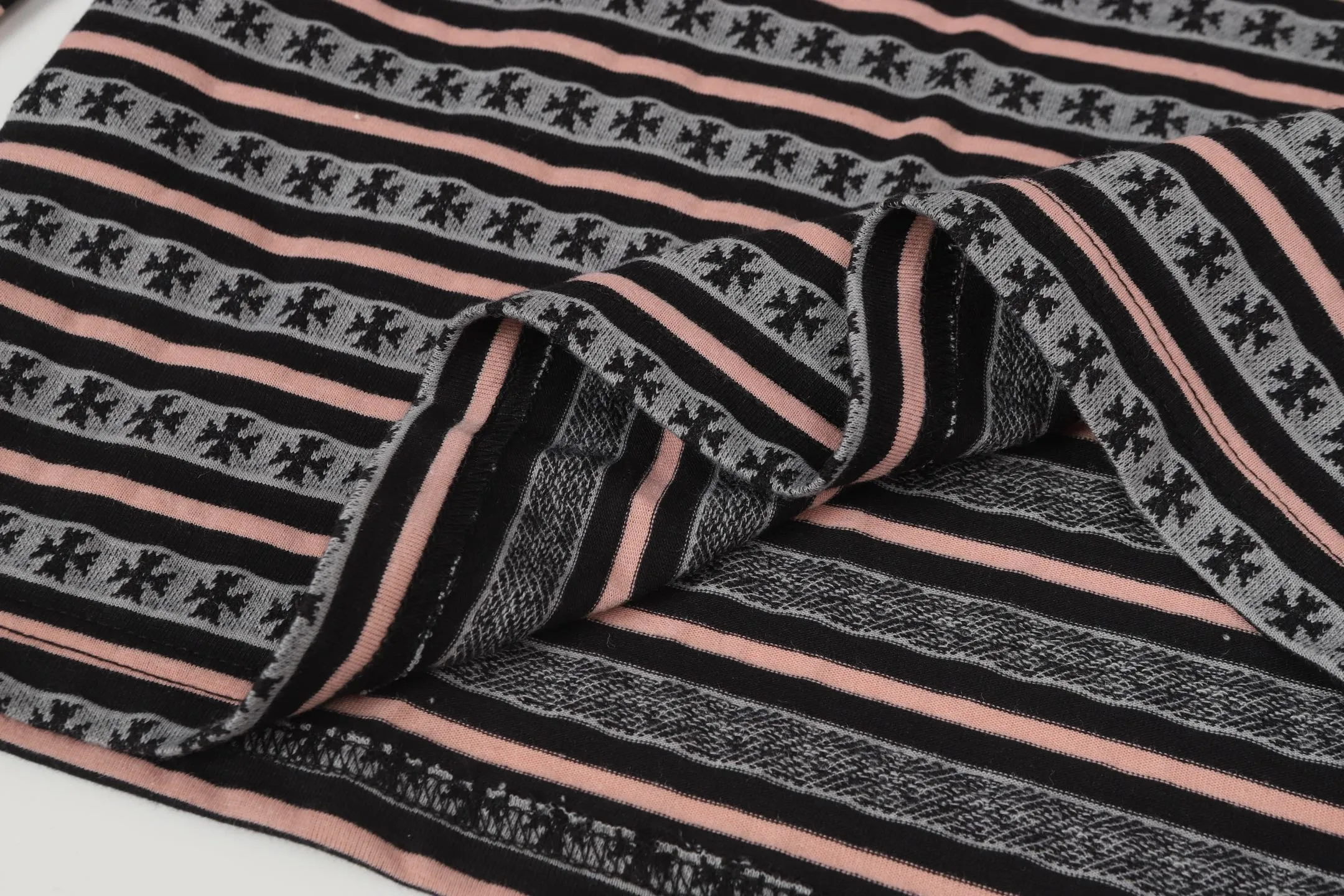 P190 -Chrome Hearts/Chrome Hearts 25ss season's most popular striped yarn-dyed long-sleeved T-shirt -High weight, high density and high quality. The wool is soft, delicate and skin-friendly. It feels soft and silky. It has excellent warmth and skin-friendly properties. -Customized weaving and dyeing, no color difference, no matter the fabric or workmanship details, beat the ordinary version on the market. -Colour: black, gray, blue, pink, green -Size: S M L XL